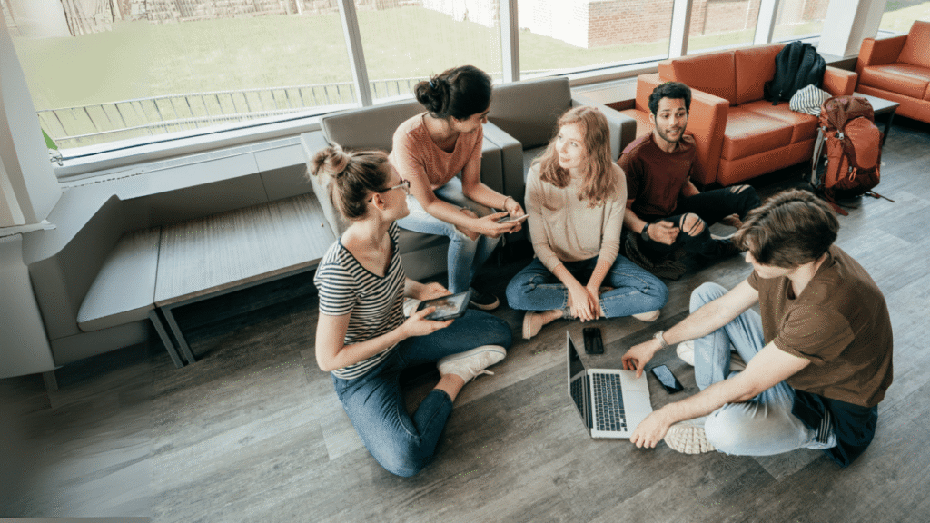 Grupa ljudi zajedno radi