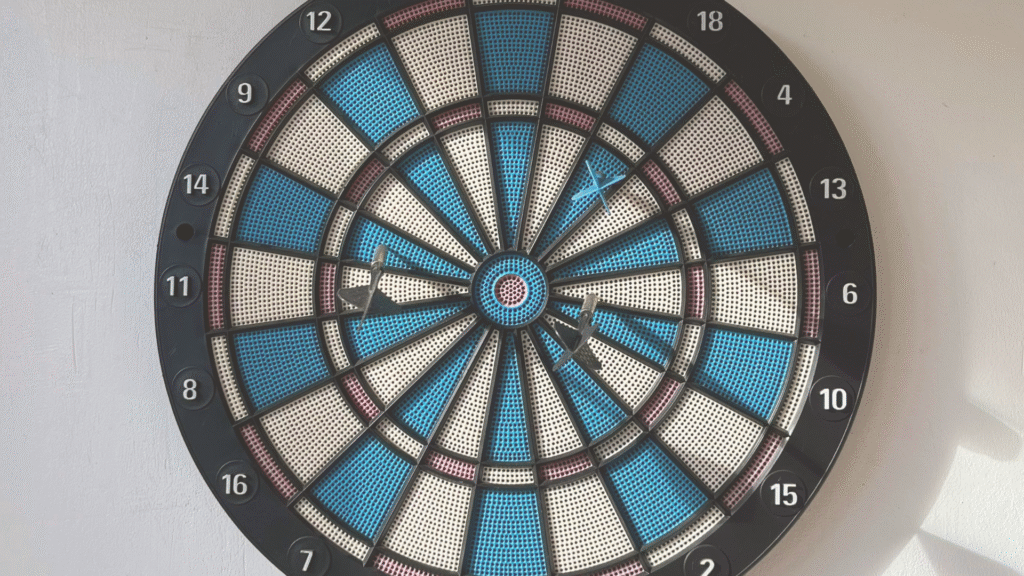 Fotografija mete za pikado s 3 strelice