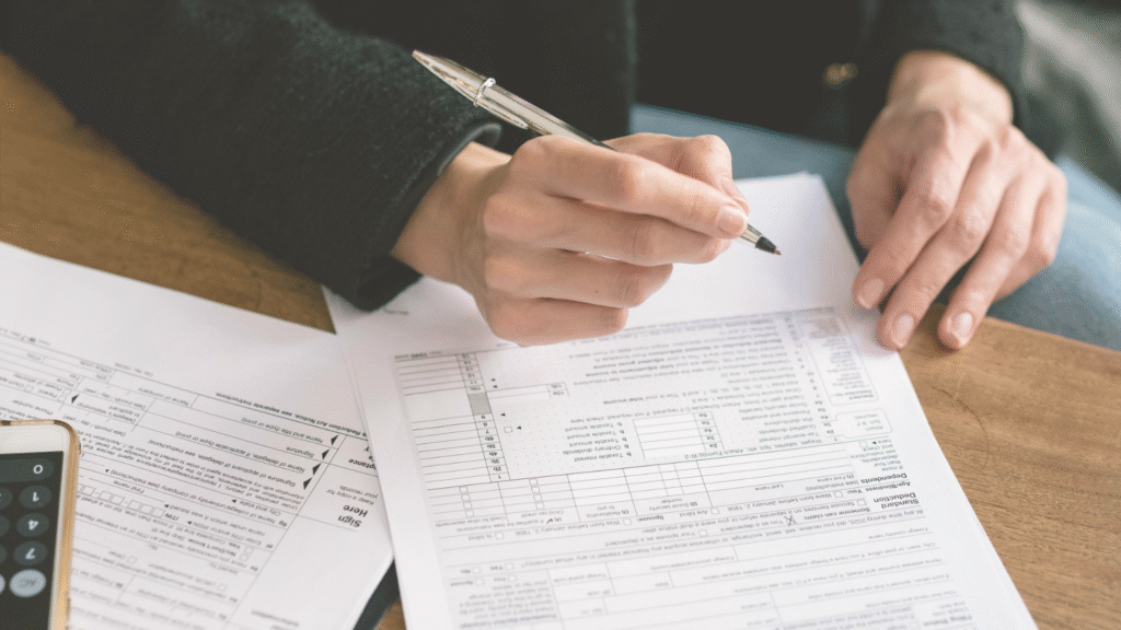 Fotografija ruku koje ispunjavaju upitnik