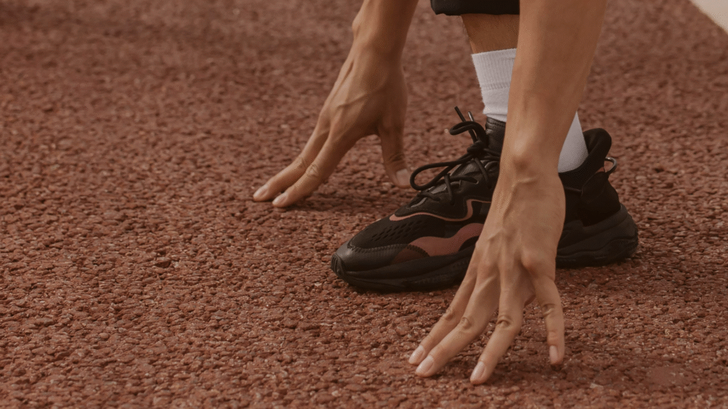 Fotografija osobe na startu, u poziciji za početak utrke